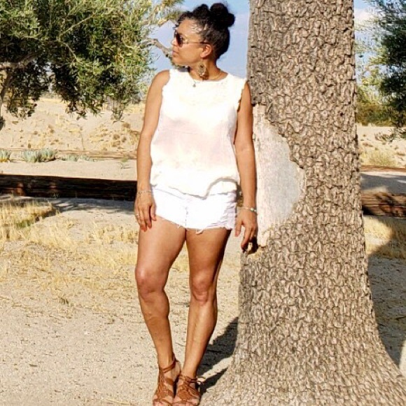 Ivory Sleeveless blouse w/round neck & lace detail - Picture 2 of 8